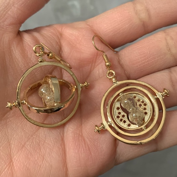 NWOT Harry Potter Time Turner Swiveling Hourglass Rotating Time Earrings Gold - Picture 7 of 7